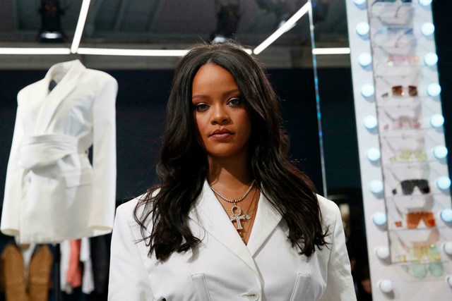 Rihanna trong buổi ra mắt một cửa h&agrave;ng Fenty Beauty ở Paris (Ph&aacute;p). Ảnh: Reddit