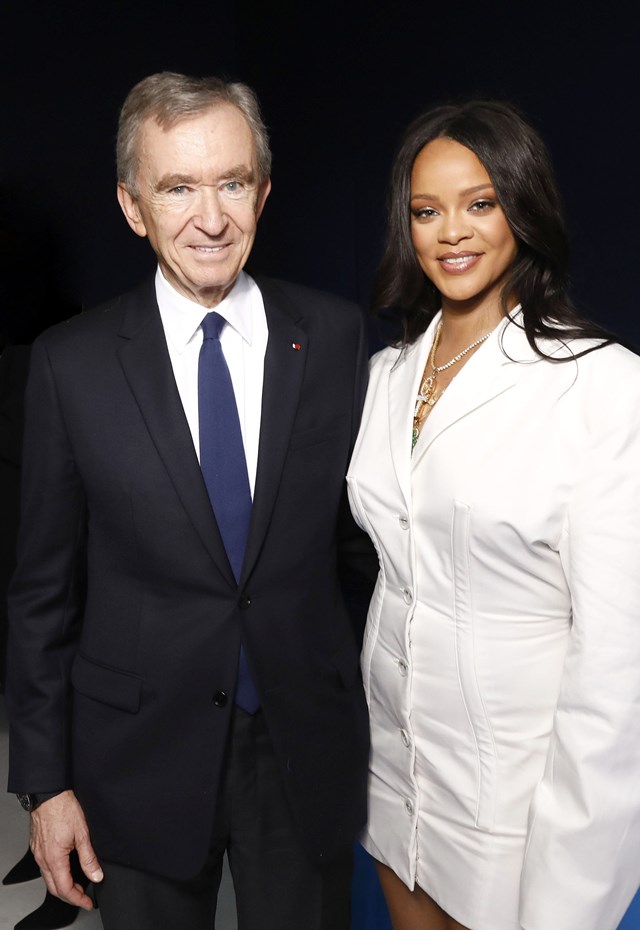 Rihanna c&ugrave;ng tỷ ph&uacute;&nbsp;Bernard Arnault - người đứng đầu LVMH. Ảnh: The Fashion Network.