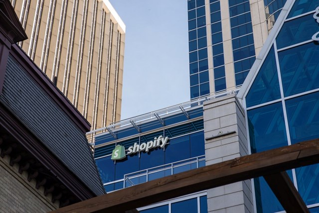 Shopify cho biết họ đang triển khai một chương tr&igrave;nh thử nghiệm cho ph&eacute;p h&agrave;ng trăm người ở Mỹ v&agrave; Anh b&aacute;n h&agrave;ng tr&ecirc;n TikTok. Ảnh:&nbsp;The New York Times