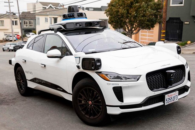 Một chiếc xe được trang bị thiết bị tự vận h&agrave;nh của Waymo - c&ocirc;ng ty con thuộc Google. Ảnh: San Francisco Chronicle