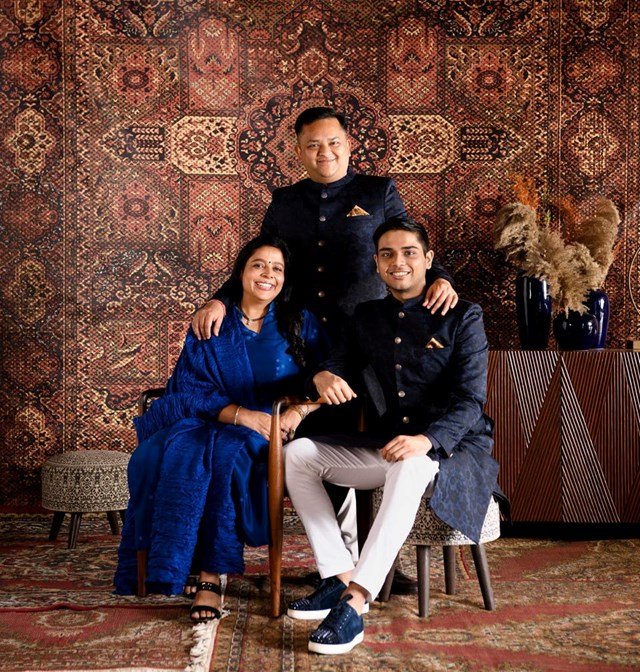 Ravi Modi c&ugrave;ng vợ Shilpi Modi v&agrave; con trai Vedant. Ảnh: Vedant Fashions.&nbsp;