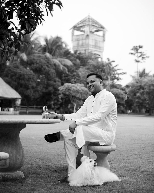 Ở tuổi 45,&nbsp;Ravi Modi tr&aacute;nh xa truyền th&ocirc;ng, tận hưởng cuộc sống an nh&agrave;n. Ảnh: Vedant Fashions.&nbsp;