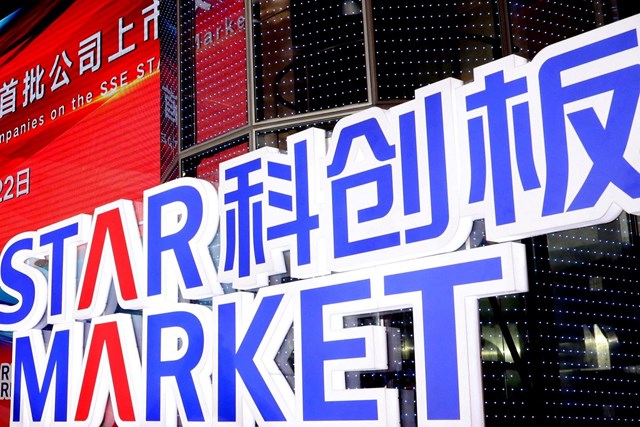S&agrave;n&nbsp;STAR Market Thượng Hải l&agrave; nơi tập trung c&aacute;c cổ phiếu c&ocirc;ng nghệ cao của Trung Quốc. Ảnh: Reuters.&nbsp;