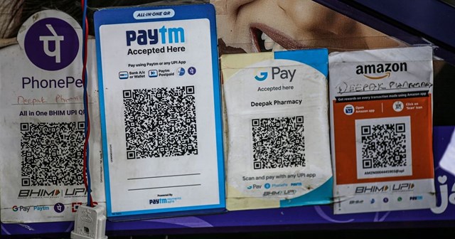 M&atilde; QR của Amazon, Paytm, Google Pay v&agrave; PhonePe được để sẵn trong c&aacute;c cửa h&agrave;ng tạp h&oacute;a ở Ấn Độ. Ảnh: Bloomberg.