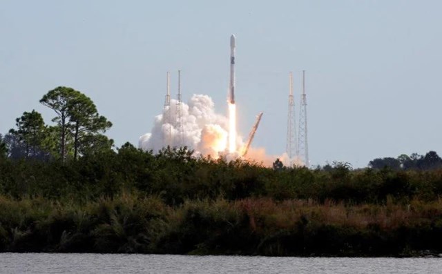 SpaceX ph&oacute;ng t&ecirc;n lửa Falcon 9 mang theo một cặp vệ tinh ph&aacute;t s&oacute;ng truyền h&igrave;nh cho Intelsat v&agrave;o ng&agrave;y 12/11. Ảnh: Reuters.&nbsp;