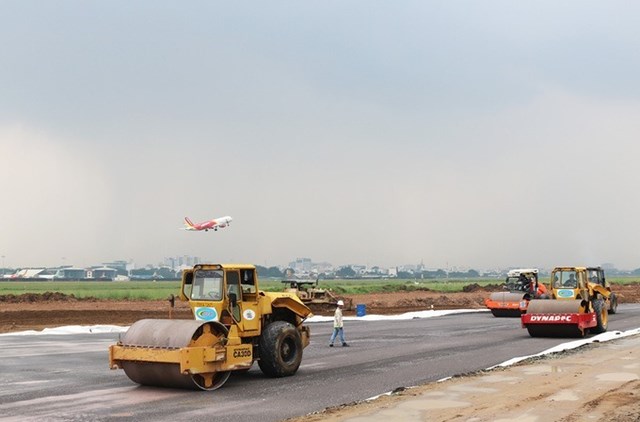 C&ocirc;ng nh&acirc;n thi c&ocirc;ng ở dự &aacute;n đường băng s&acirc;n bay hồi cuối th&aacute;ng 10. Ảnh:Gia Minh.