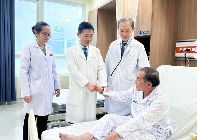 ThS.BS.CKI L&ecirc; Thị Ngọc Hằng, TS.BS Nguyễn Anh Dũng, BS.CKII Trần C&ocirc;ng Quyền (từ tr&aacute;i sang) ch&uacute;c mừng một người bệnh khỏe mạnh xuất viện sau 5 ng&agrave;y phẫu thuật cắt u phổi bằng Robot Da Vinci Xi. Ảnh: BVĐK T&acirc;m Anh