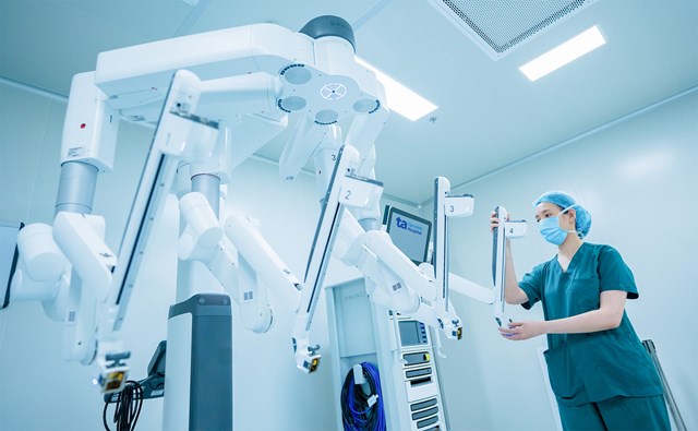 C&aacute;nh tay Robot Da Vinci Xi thanh mảnh, linh hoạt vượt trội c&aacute;c thế hệ cũ, cho ph&eacute;p tiếp cận nhiều v&ugrave;ng phẫu thuật. Ảnh: BVĐK T&acirc;m Anh