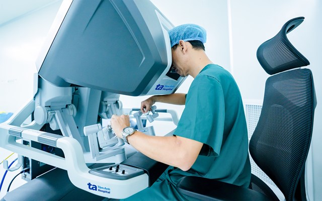 Phẫu thuật vi&ecirc;n điều khiển Robot Da Vinci Xi qua m&agrave;n h&igrave;nh cảm ứng. Ảnh: BVĐK T&acirc;m Anh
