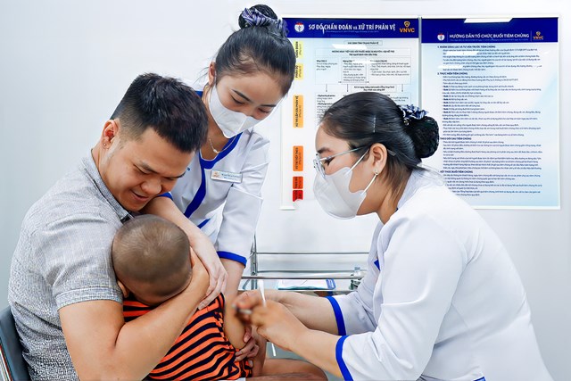 C&ocirc;ng ty Vắc xin VNVC c&oacute; Hệ thống h&agrave;ng trăm trung t&acirc;m ti&ecirc;m chủng VNVC phục vụ h&agrave;ng chục triệu người d&acirc;n mỗi năm. Ảnh: Mộc Thảo