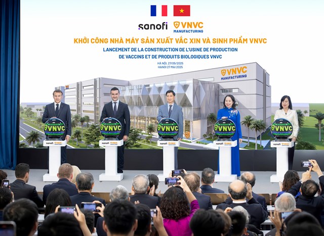 Tổng thống Ph&aacute;p Emmanuel Macron c&ugrave;ng Ph&oacute; Chủ tịch nước V&otilde; Thị &Aacute;nh Xu&acirc;n, Bộ trưởng Bộ Y tế Đ&agrave;o Hồng Lan, &ocirc;ng Burak Pekmezci - Tổng Gi&aacute;m đốc Sanofi Việt Nam v&agrave; &ocirc;ng Ng&ocirc; Ch&iacute; Dũng - Chủ tịch HĐQT ki&ecirc;m Tổng Gi&aacute;m đốc C&ocirc;ng ty Vắc xin VNVC bấm n&uacute;t khởi c&ocirc;ng x&acirc;y dựng Nh&agrave; m&aacute;y Vắc xin v&agrave; Sinh phẩm VNVC. Ảnh: Hải Nam