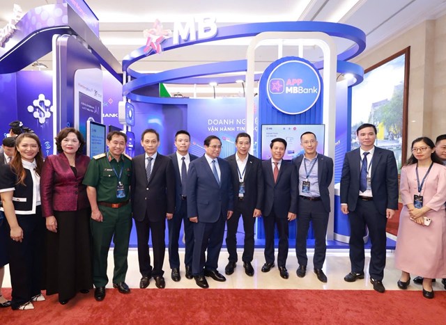 Đại diện MB vinh dự đ&oacute;n Thủ tướng ch&iacute;nh phủ v&agrave; Thống đốc Ng&acirc;n h&agrave;ng Nh&agrave; nước. (Ảnh: MBBank)