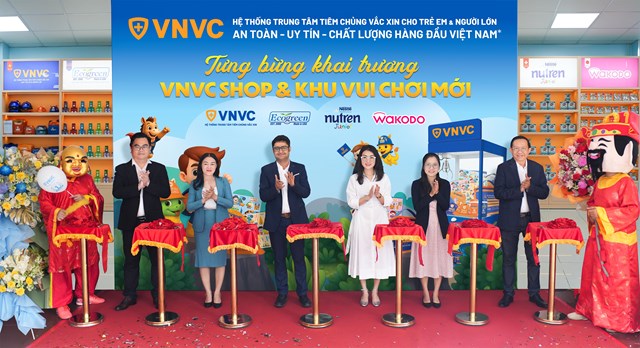 Hệ thống trung t&acirc;m ti&ecirc;m chủng VNVC ra mắt Gian h&agrave;ng VNVC SHOP với c&aacute;c sản phẩm dinh dưỡng, chăm s&oacute;c sức khỏe đến từ c&aacute;c thương hiệu uy t&iacute;n h&agrave;ng đầu tr&ecirc;n thế giới. Ảnh: Mộc Thảo