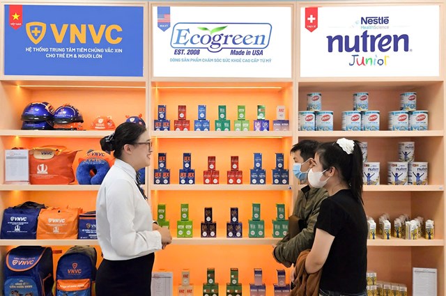 Nhiều kh&aacute;ch h&agrave;ng h&agrave;o hứng tham khảo c&aacute;c sản phẩm tại Gian h&agrave;ng VNVC SHOP. Ảnh: Mộc Thảo
