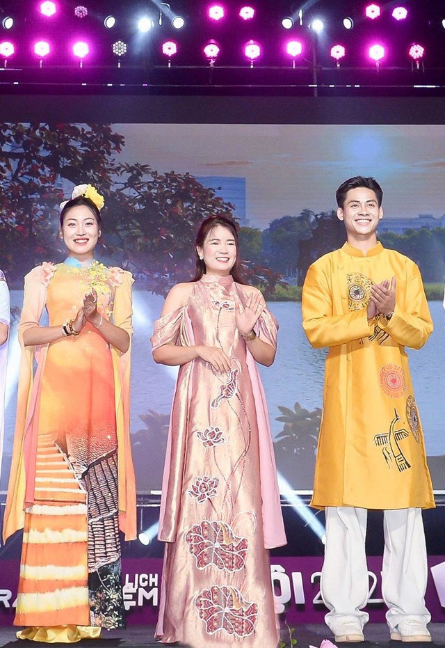 G&oacute;p mặt trong chương tr&igrave;nh, Hoa kh&ocirc;i T&agrave;i sắc Việt Nam 2018 Nguyễn Th&aacute;i H&agrave;, NTK Ho&agrave;ng Ly v&agrave; Đại sứ thương hiệu Ho&agrave;ng Ly Fashion&nbsp;&ndash; người mẫu Ho&agrave;ng Đức (từ tr&aacute;i sang phải) đ&atilde; c&ugrave;ng nhau mang đến h&igrave;nh ảnh một H&agrave; Nội đậm chất thơ, nơi thời trang v&agrave; văn h&oacute;a h&ograve;a quyện trong từng nếp &aacute;o d&agrave;i truyền thống.