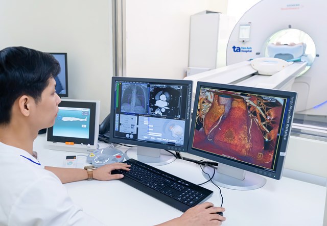 Kỹ thuật vi&ecirc;n đ&aacute;nh gi&aacute; kết quả h&igrave;nh ảnh chẩn đo&aacute;n bệnh khi chụp bằng &ldquo;si&ecirc;u m&aacute;y&rdquo; CT hơn 100.000 l&aacute;t cắt. Ảnh: Bệnh viện Đa khoa T&acirc;m Anh.
