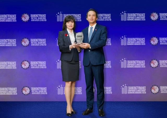 Đại diện BIDV nhận giải thưởng Giải pháp sản phẩm dịch vụ khách hàng doanh nghiệp sáng tạo tốt nhất Việt Nam 2020