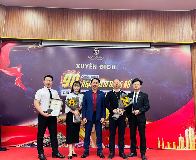 GĐKD LSH06 - ông Trần Cảnh cùng các trưởng phòng xuất sắc của mình 