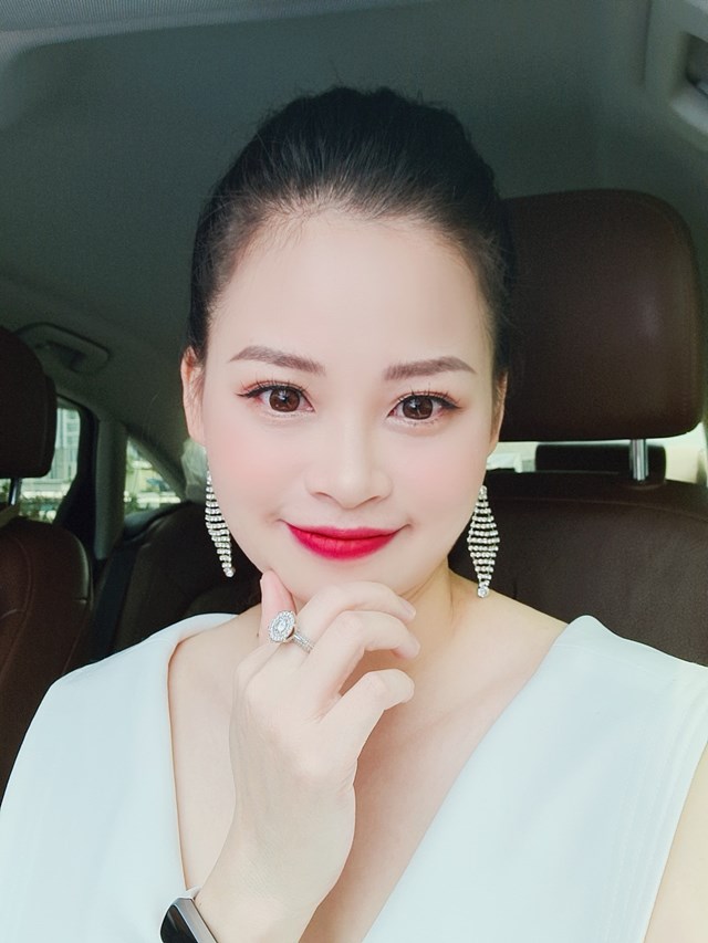 Chủ tịch Thiên Hương trẻ trung xinh đẹp nhan sắc quyến rũ tuổi 30