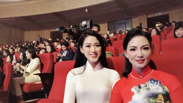 Á hoàng kim cương Lưu Lan Anh và Hoa hậu Đỗ Thị Hà tươi tắn tại sự kiện.