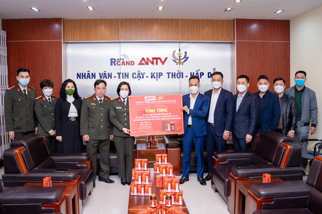 Công ty Bảo Trí trao tặng Viên thảo mộc Thiên Việt An cho Cục truyền thông CAND