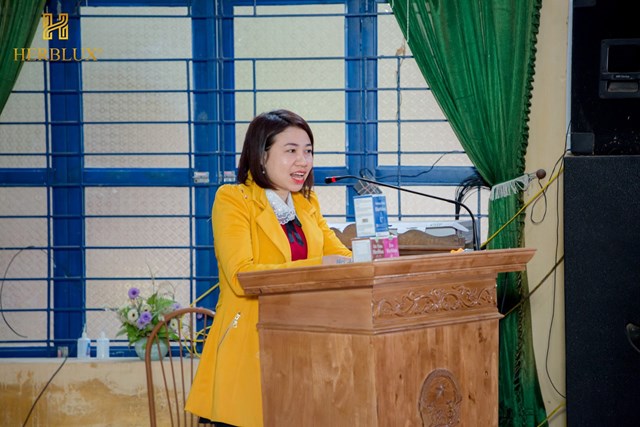 PGĐ KD Trần Thu Lan trong chương trình thiện nguyện cùng thương hiệu Herblux