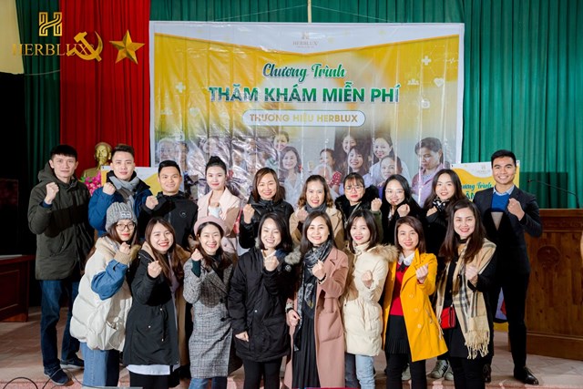 PGĐKD Trần Thu Lan cùng các đồng nghiệp trong chương trình thăm khám miễn phí 