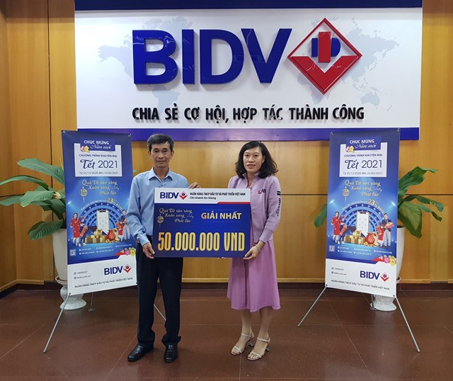 Bà Tống Thị Mỹ Phụng nhận giải thưởng 50 triệu đồng tại BIDV An Giang