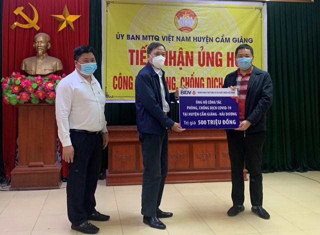 Đại diện BIDV trao tặng ủng hộ phòng chống Covid-19 tại huyện Cẩm Giàng, Hải Dương