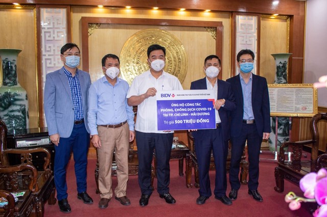Đại diện BIDV trao tặng ủng hộ phòng chống Covid-19 tại TP Chí Linh, Hải Dương