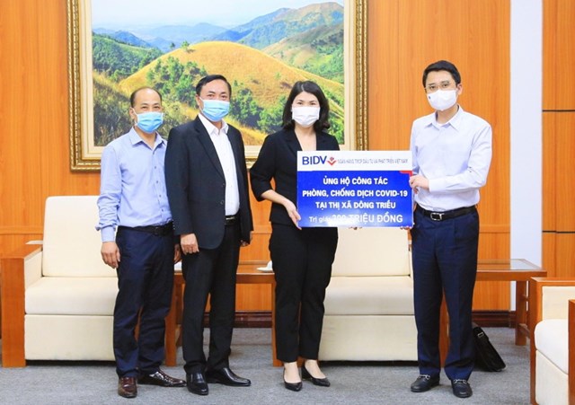 Đại diện BIDV trao tặng ủng hộ phòng chống Covid-19 tại thị xã Đông Triều, Quảng Ninh