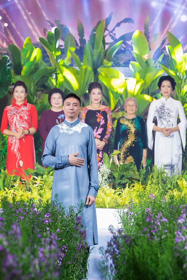 Đỗ Trịnh Ho&agrave;i Nam tham gia Lễ hội &Aacute;o d&agrave;i Tp. Hồ Ch&iacute; Minh trong hai vai tr&ograve;: Nh&agrave; thiết kế v&agrave; đại sứ lễ hội.
