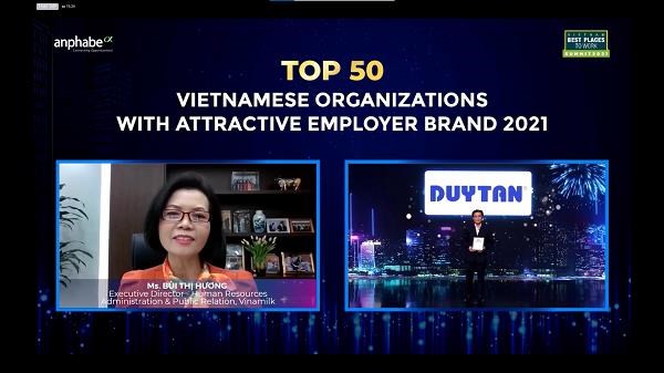 Đại diện Vinamilk tham gia c&ocirc;ng bố c&aacute;c doanh nghiệp nằm trong d&aacute;nh s&aacute;ch 100 nơi l&agrave;m việc tốt nhất Việt Nam năm 2021