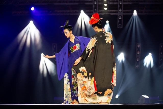 Show tr&igrave;nh diễn thời trang kimono của Kobayashi Eiko tại Paris, Ph&aacute;p năm 2018 (nguồn: Be-Japon)