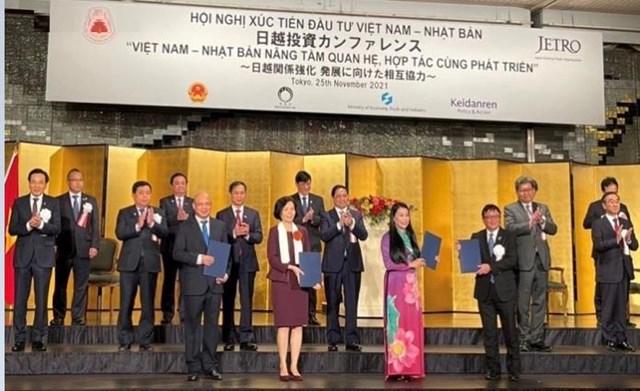 Bi&ecirc;n bản ghi nhớ được c&aacute;c b&ecirc;n trao tại Hội nghị X&uacute;c tiến đầu tư Việt Nam - Nhật Bản dưới sự chứng kiến của Thủ tướng Phạm Minh Ch&iacute;nh