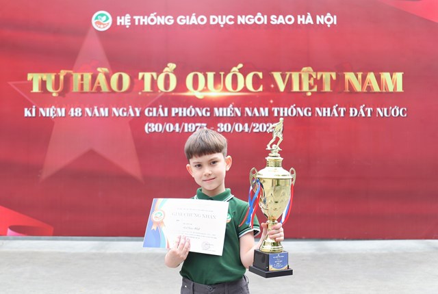 D&ugrave; tham gia c&aacute;c hoạt động nghệ thuật nhưng Klochkov Vladimir Ho&agrave;ng vẫn đạt được nhiều th&agrave;nh t&iacute;ch cao trong học tập.