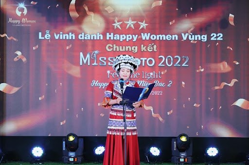 Chủ tịch Happy Women V&ugrave;ng 22 chị Ho&agrave;ng Mai Hương ph&aacute;t biểu khai mạc