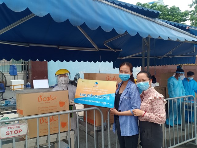 5.000 chiếc khẩu trang được Công ty Á Long trao tặng Bệnh viện K cơ sở Tân Triều 