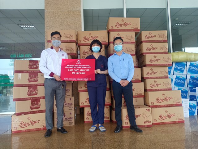 Đại diện doanh nghiệp trao 2.400 chiếc bánh tươi và 300 hộp bánh cho Bệnh viện Bệnh Nhiệt đới Trung ương cơ sở 2