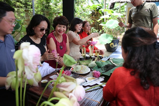 Du kh&aacute;ch trải nghiệm l&agrave;m tr&agrave; sen c&ugrave;ng nghệ nh&acirc;n tr&agrave;