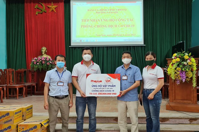 Đoàn từ thiện của Báo PLVN đại diện cho doanh nghiệp trao tận tay cho đại diện của phường Nam Sơn - Bắc Ninh.
