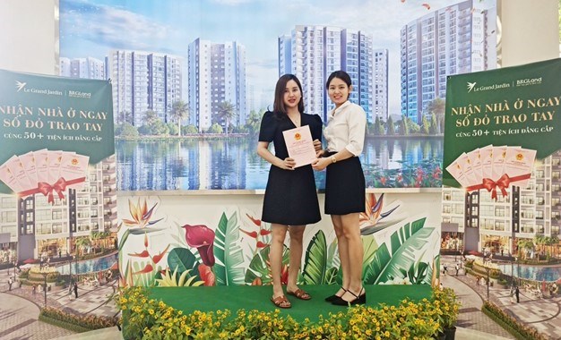 Chị Nguyễn Tr&agrave; My vui mừng nhận giấy chứng nhận quyền sở hữu căn hộ tại tổ hợp chung cư Le Grand Jardin