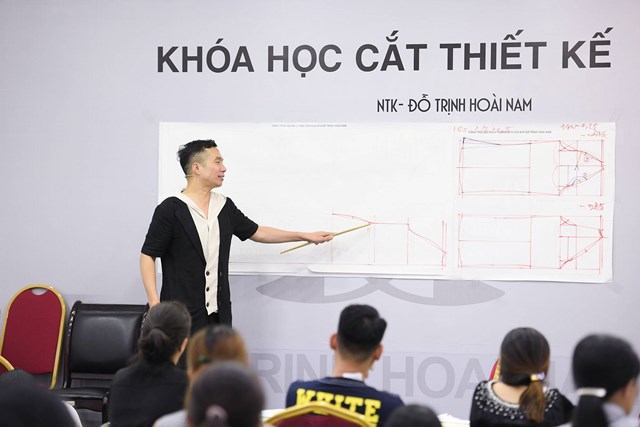 Th&ocirc;ng qua c&aacute;c kh&oacute;a học về cắt may, thiết kế &aacute;o d&agrave;i v&agrave; x&acirc;y dựng thương hiệu c&aacute; nh&acirc;n, NTK Đỗ Trịnh Ho&agrave;i Nam đ&atilde; &ldquo;chắp c&aacute;nh&rdquo; v&agrave; &ldquo;n&acirc;ng đỡ&rdquo; th&agrave;nh c&ocirc;ng cho rất nhiều chị em phụ nữ.