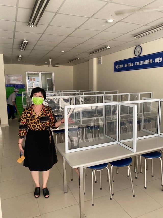Bà Ngô Thị Tính giới thiệu hệ thống nhà ăn phòng dịch Covid - 19 của công ty