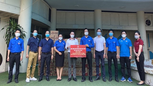 Thành đoàn - Hội Sinh viên Việt Nam TP Hà Nội phối hợp với Công ty Bảo Ngọc trao tặng những phần quà ý nghĩa cho sinh viên các trường đại học trên địa bàn thành phố