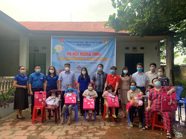 Các phần quà ý nghĩa được trao tặng thiếu nhi tại Trung tâm cứu trợ trẻ em tàn tật huyện Thanh Oai