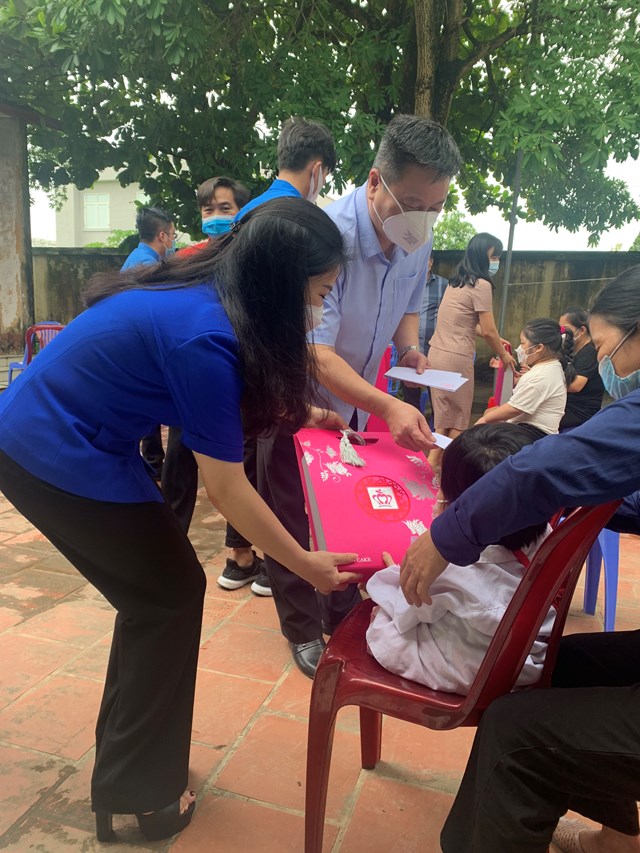 Các đại biểu trao tặng quà tới thiếu nhi tại Trung tâm cứu trợ trẻ em tàn tật huyện Thanh Oai
