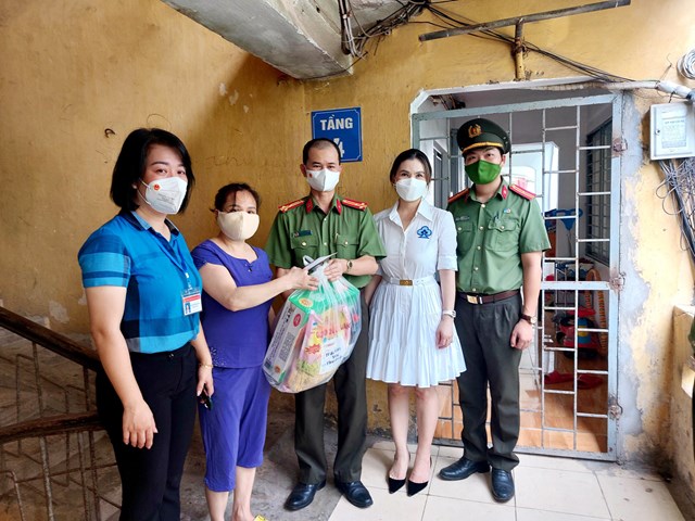 Nữ doanh nhân Võ Thị Liễu Trâm (thứ 2 từ phải sang) cùng Đoàn thiện nguyện trao quà cho hộ gia đình khó khăn  tại phường Kim Giang