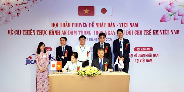 &Ocirc;ng Kawahara Hiroshi, Chủ tịch ki&ecirc;m Gi&aacute;m đốc đại diện của C&ocirc;ng ty cổ phần Asahi Group Foods k&yacute; kết hợp t&aacute;c chiến lược c&ugrave;ng đại diện Hệ thống ti&ecirc;m chủng VNVC.