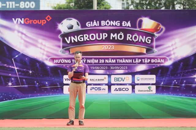 &Ocirc;ng Đỗ Văn Nam - PCT HĐQT VNGroup đại diện Ban tổ chức ph&aacute;t biểu cảm ơn tới c&aacute;c đội tham gia (Ảnh: VNGroup)